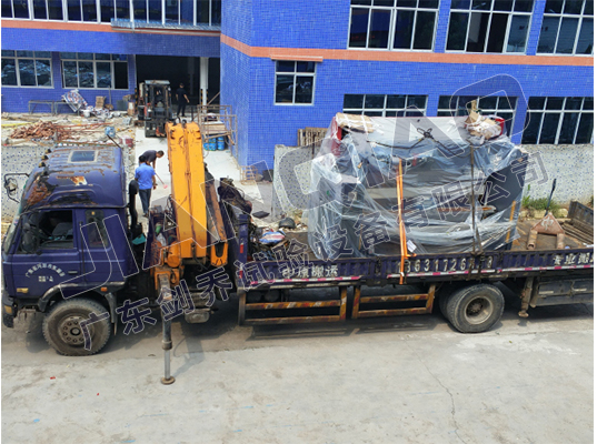 廣東劍喬引進數控折彎機現場卸貨圖